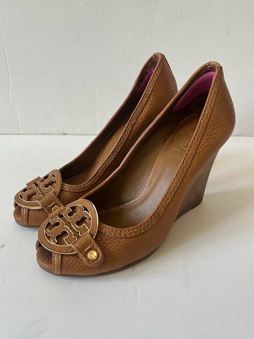 Tory Burch Brown Leather Gold Logo hardware Peep-Toe Wedges heel pumps size 5.5M